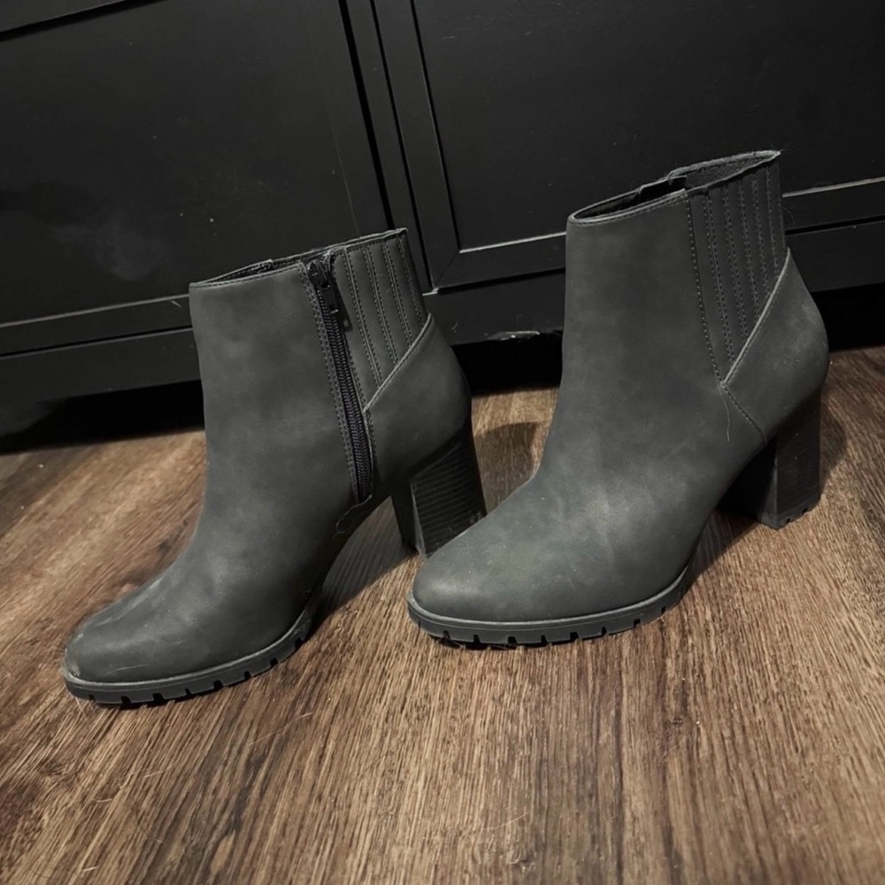 Kelly & Katie Black Heeled Boots - Picture 2 of 7